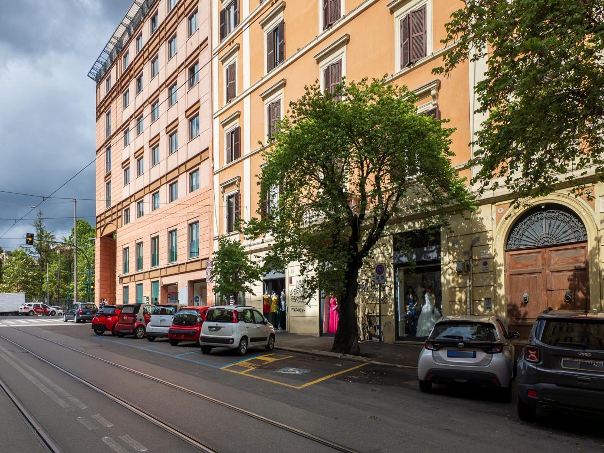 The Best Rent - Spacious One-Bedroom Apartment Near Colosseum Rome Buitenkant foto